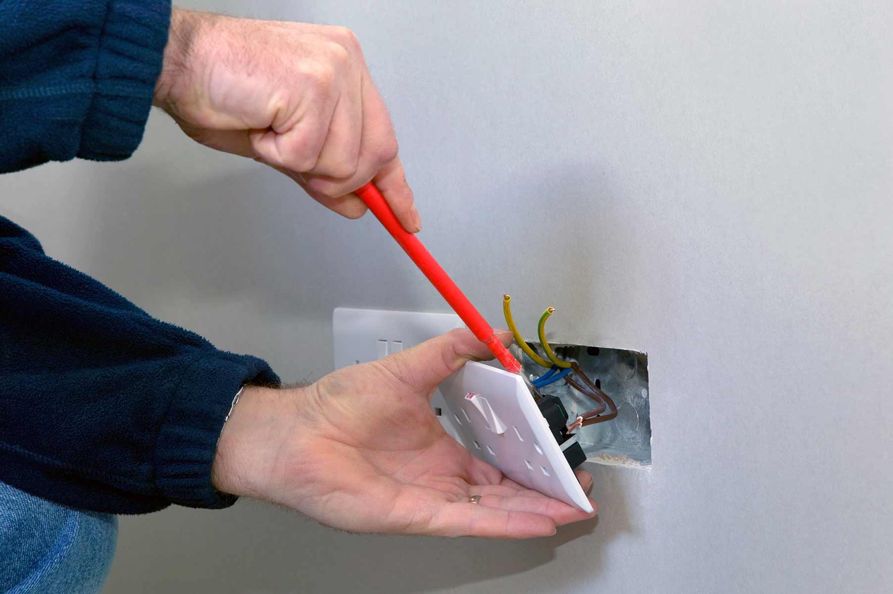 Our electricians can install plug sockets for domestic and commercial proeprties in Horndean and the local area. 